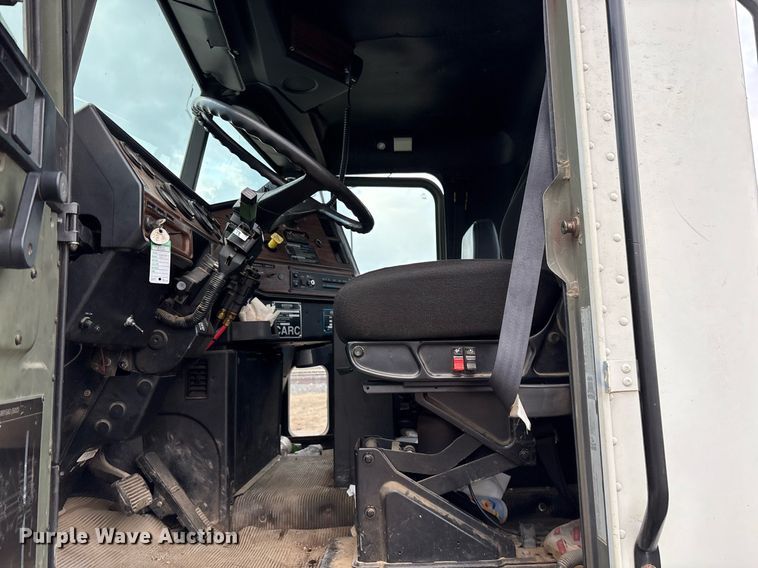 image for item EY9901 2002 Freightliner FLD semi truck