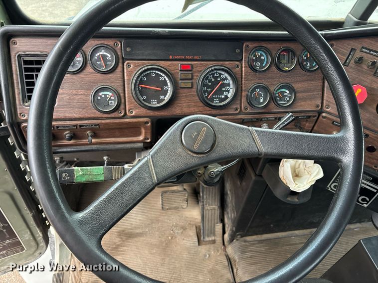 image for item EY9901 2002 Freightliner FLD semi truck