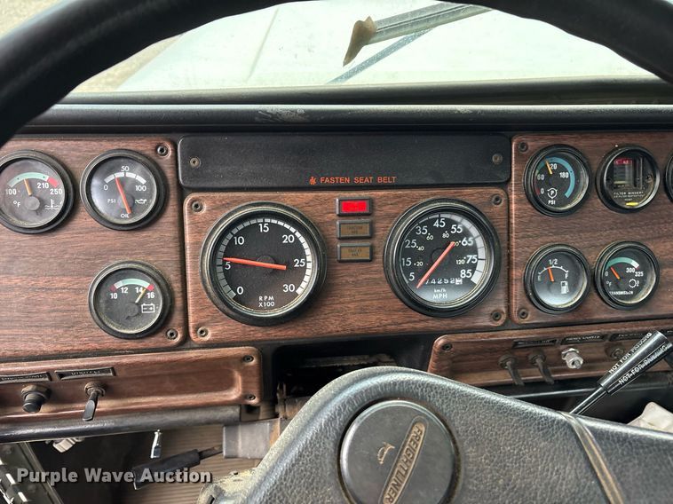 image for item EY9901 2002 Freightliner FLD semi truck