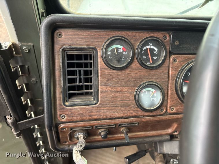 image for item EY9901 2002 Freightliner FLD semi truck