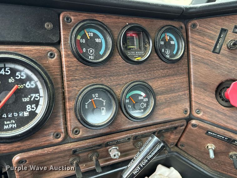 image for item EY9901 2002 Freightliner FLD semi truck