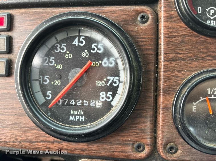 image for item EY9901 2002 Freightliner FLD semi truck