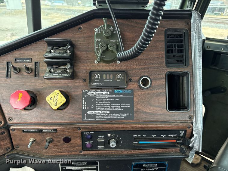 image for item EY9901 2002 Freightliner FLD semi truck