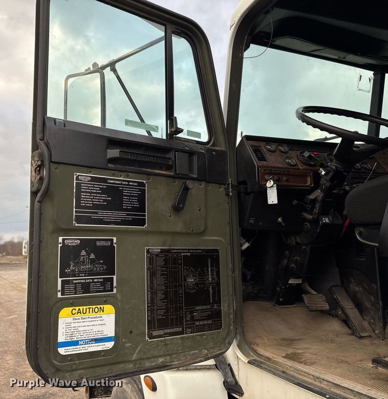 image for item EY9901 2002 Freightliner FLD semi truck