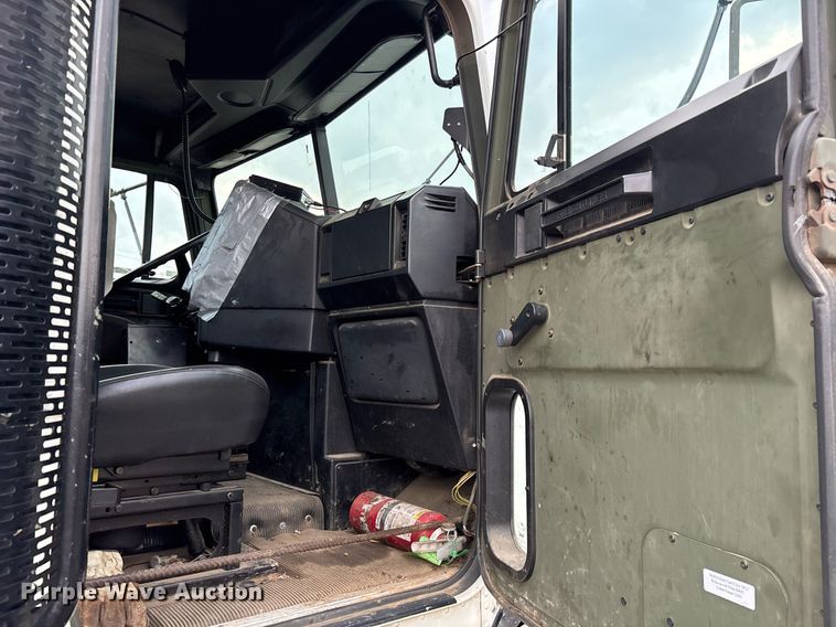 image for item EY9901 2002 Freightliner FLD semi truck