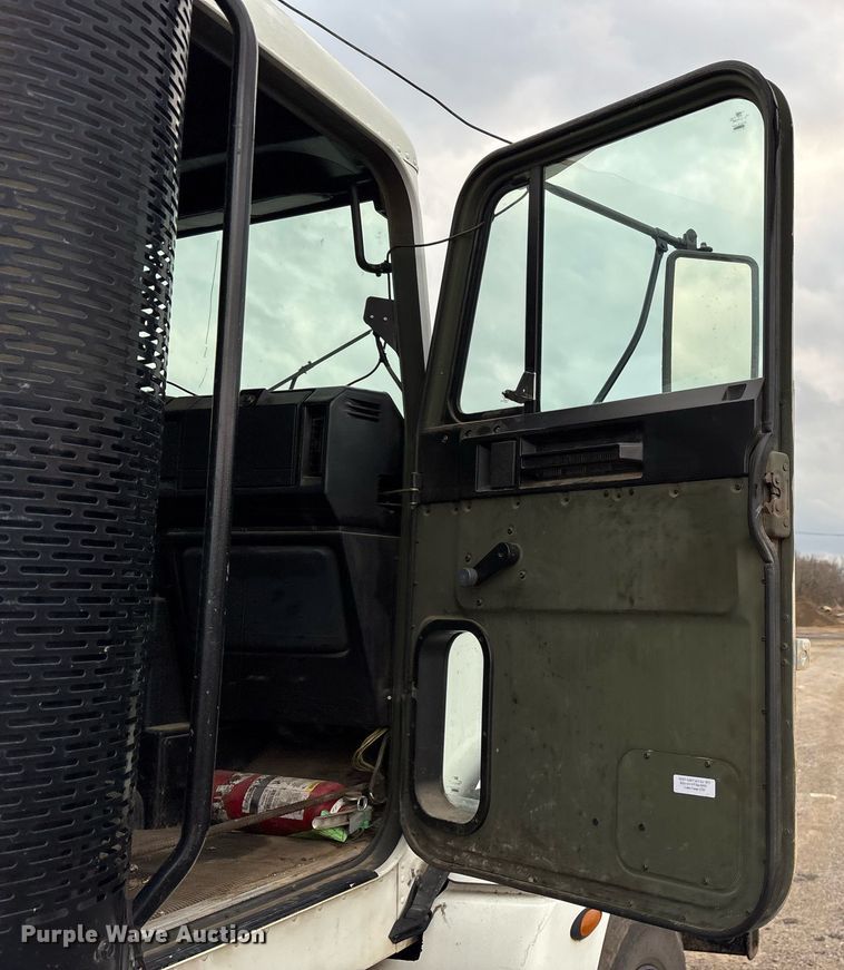 image for item EY9901 2002 Freightliner FLD semi truck