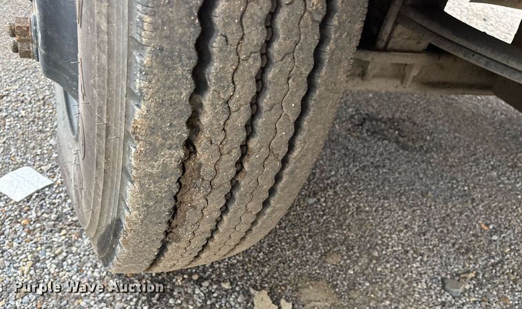 image for item EY9901 2002 Freightliner FLD semi truck