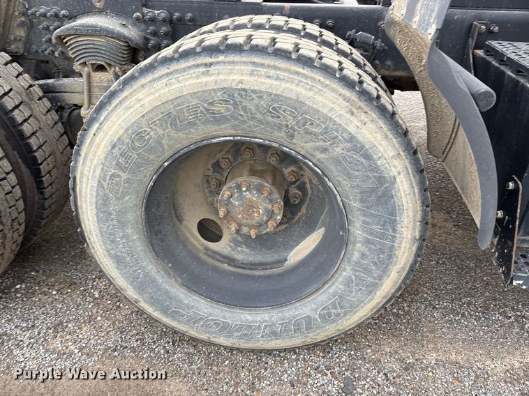 image for item EY9901 2002 Freightliner FLD semi truck