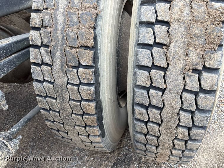 image for item EY9901 2002 Freightliner FLD semi truck