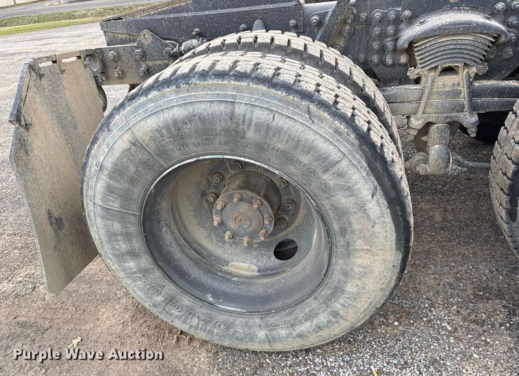 image for item EY9901 2002 Freightliner FLD semi truck