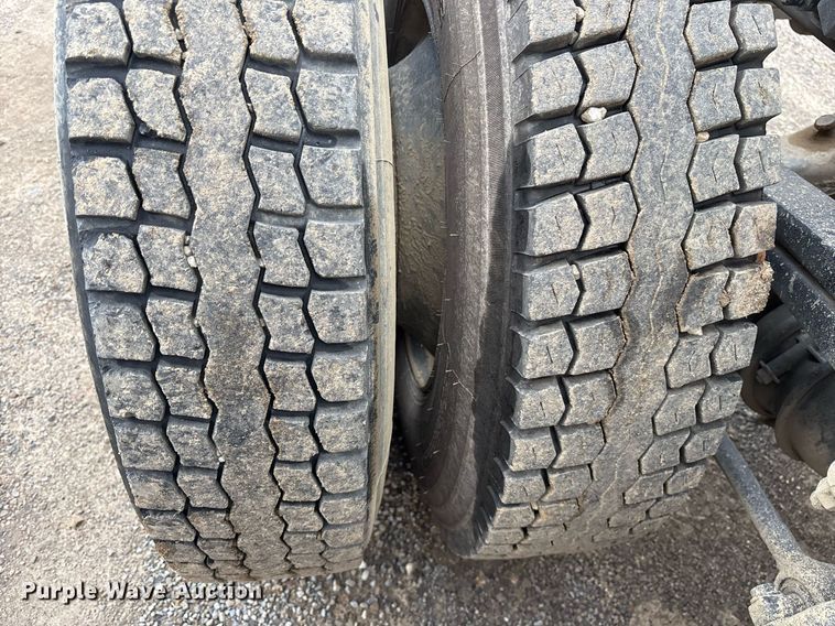 image for item EY9901 2002 Freightliner FLD semi truck