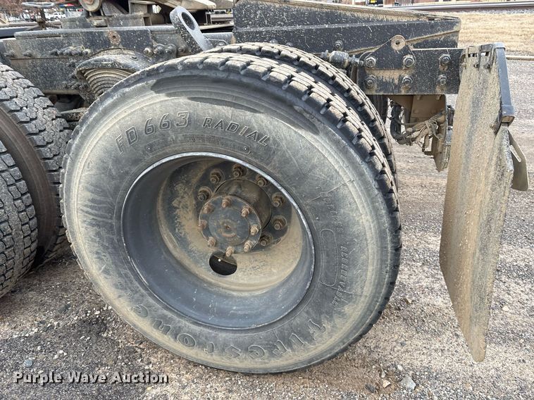 image for item EY9901 2002 Freightliner FLD semi truck