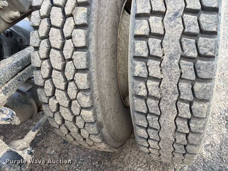 image for item EY9901 2002 Freightliner FLD semi truck