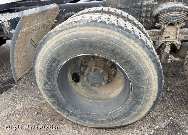 image for item EY9901 2002 Freightliner FLD semi truck