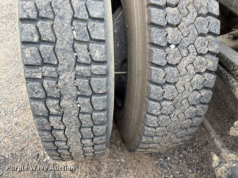 image for item EY9901 2002 Freightliner FLD semi truck