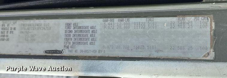 image for item EY9901 2002 Freightliner FLD semi truck