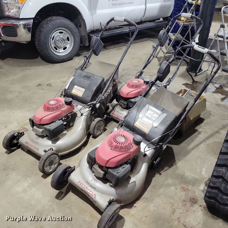 image for item NB9825 (3) Honda push mowers