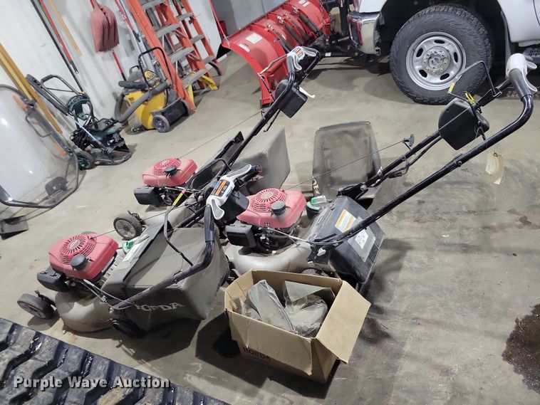 image for item NB9825 (3) Honda push mowers