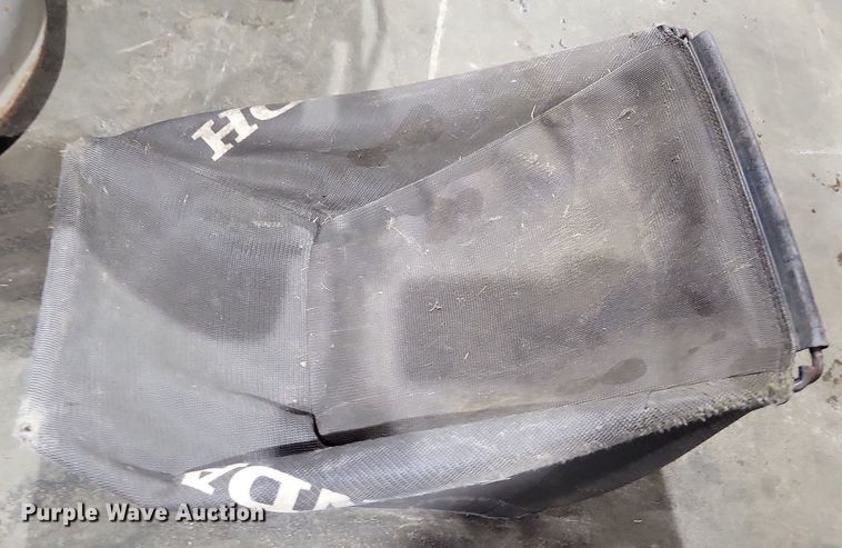 image for item NB9825 (3) Honda push mowers