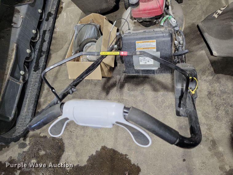 image for item NB9825 (3) Honda push mowers