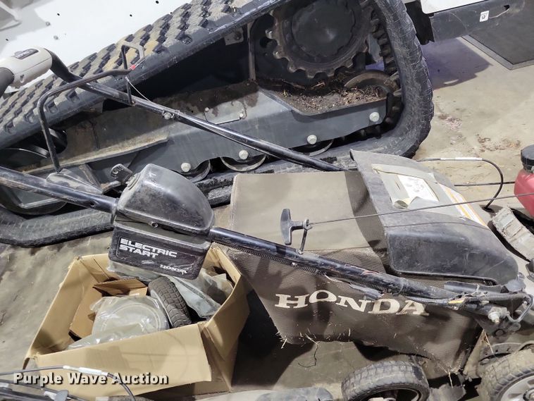 image for item NB9825 (3) Honda push mowers