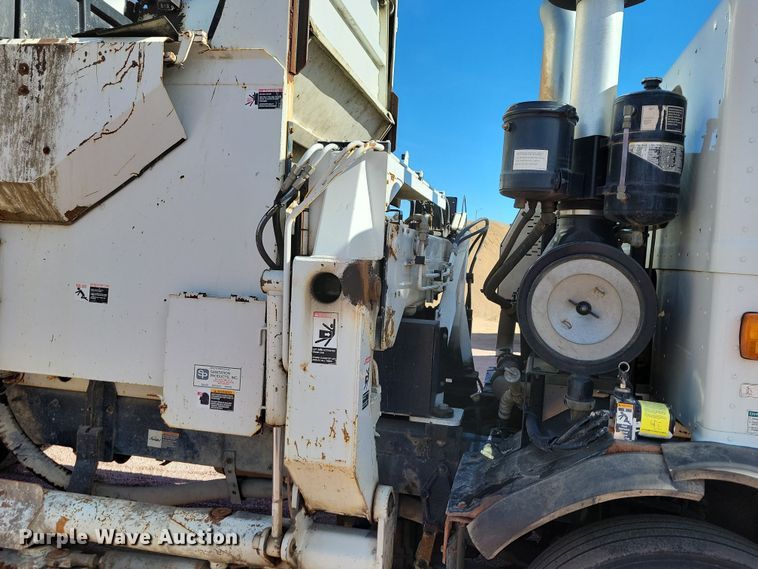 image for item NB9860 2011 Peterbilt 320 refuse truck