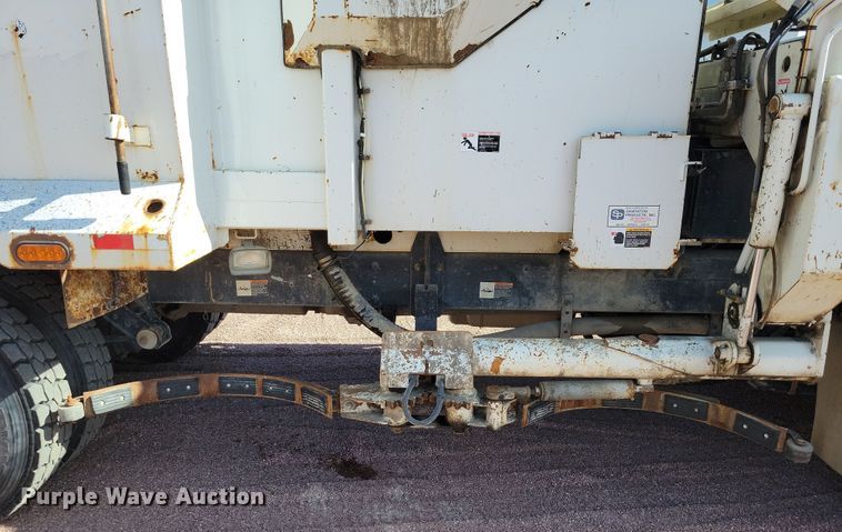 image for item NB9860 2011 Peterbilt 320 refuse truck