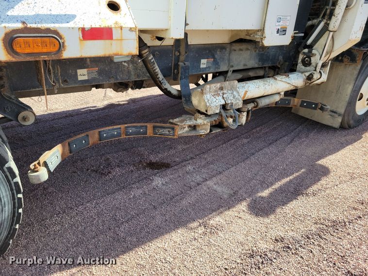 image for item NB9860 2011 Peterbilt 320 refuse truck