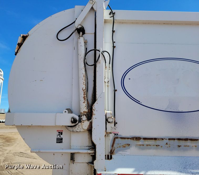 image for item NB9860 2011 Peterbilt 320 refuse truck