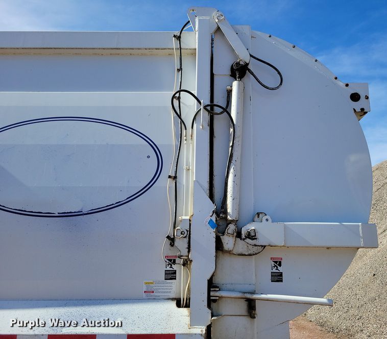 image for item NB9860 2011 Peterbilt 320 refuse truck