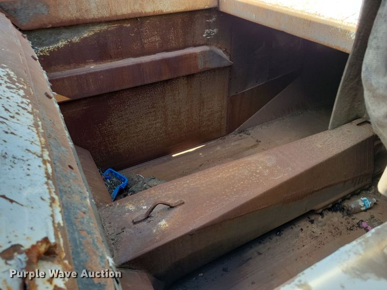 image for item NB9860 2011 Peterbilt 320 refuse truck