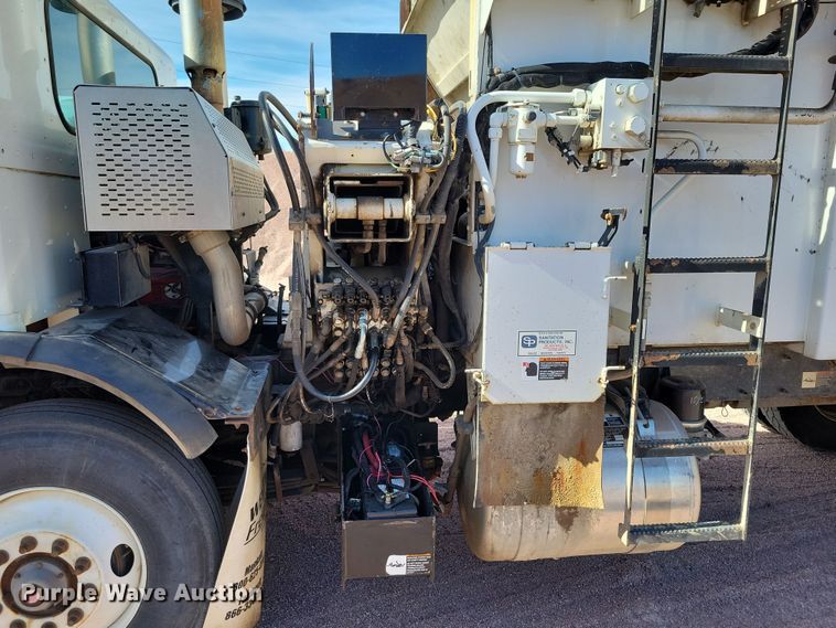 image for item NB9860 2011 Peterbilt 320 refuse truck