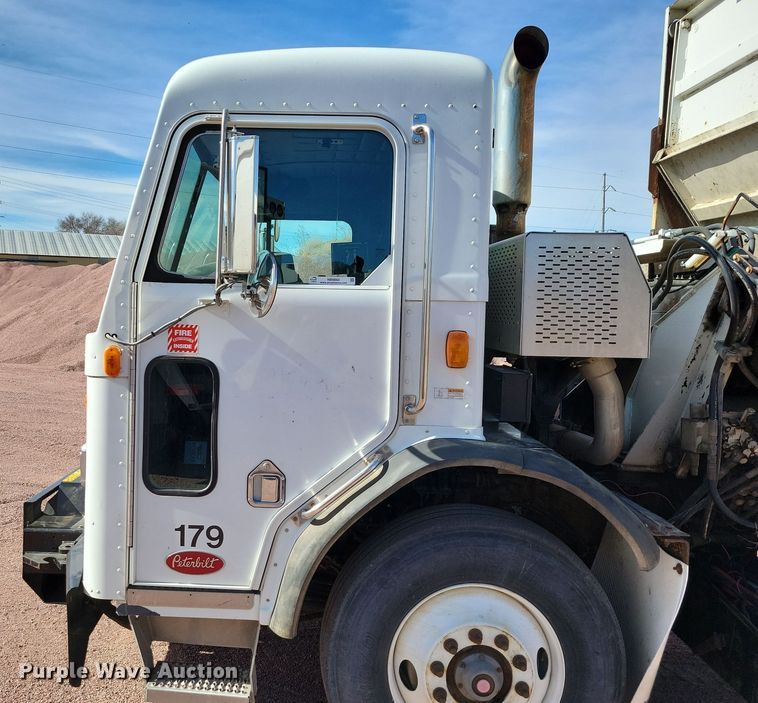 image for item NB9860 2011 Peterbilt 320 refuse truck