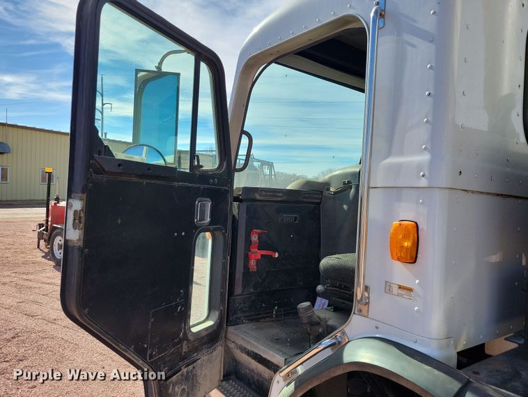 image for item NB9860 2011 Peterbilt 320 refuse truck