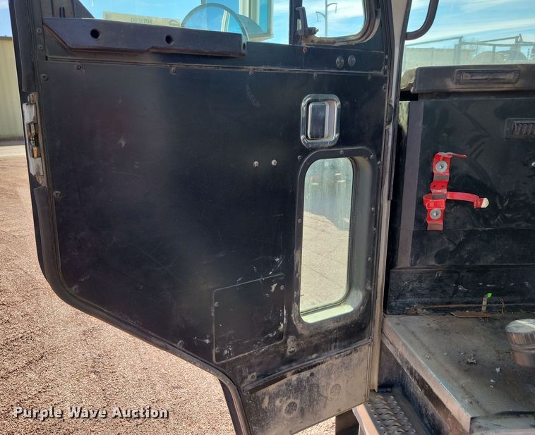 image for item NB9860 2011 Peterbilt 320 refuse truck