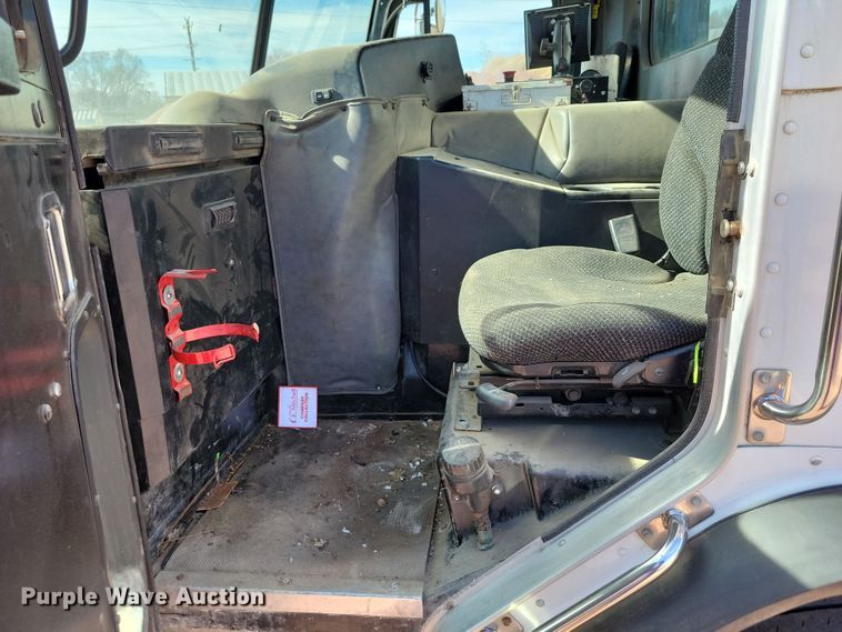 image for item NB9860 2011 Peterbilt 320 refuse truck