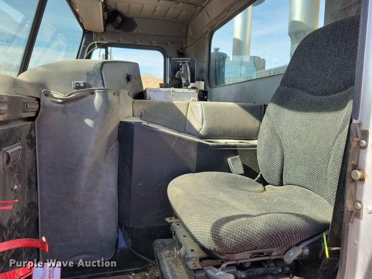 image for item NB9860 2011 Peterbilt 320 refuse truck