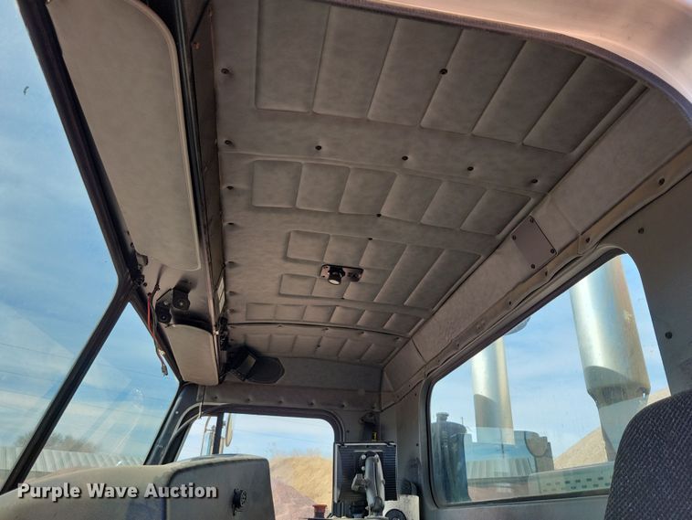 image for item NB9860 2011 Peterbilt 320 refuse truck