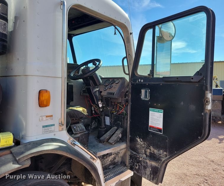 image for item NB9860 2011 Peterbilt 320 refuse truck