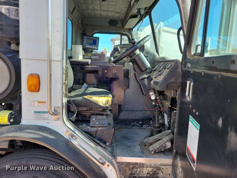 image for item NB9860 2011 Peterbilt 320 refuse truck