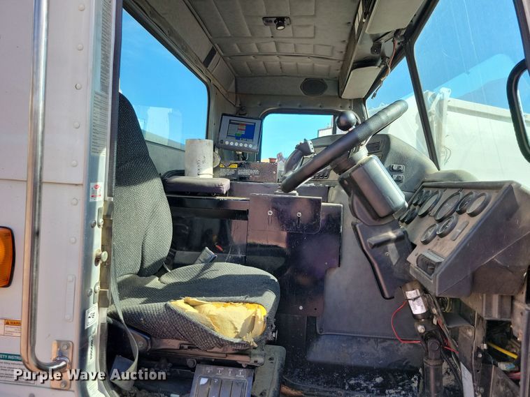 image for item NB9860 2011 Peterbilt 320 refuse truck