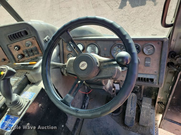 image for item NB9860 2011 Peterbilt 320 refuse truck