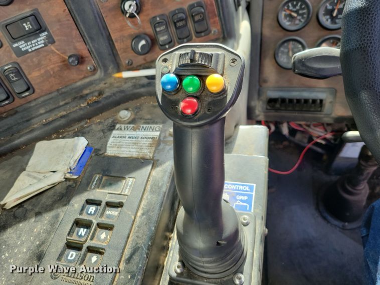 image for item NB9860 2011 Peterbilt 320 refuse truck