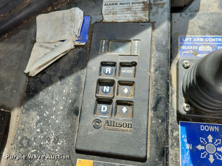 image for item NB9860 2011 Peterbilt 320 refuse truck