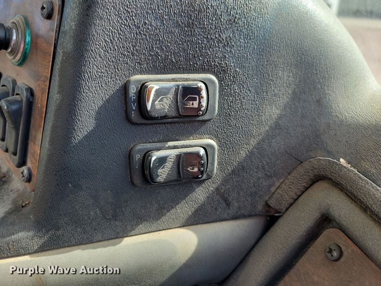 image for item NB9860 2011 Peterbilt 320 refuse truck