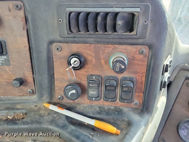 image for item NB9860 2011 Peterbilt 320 refuse truck