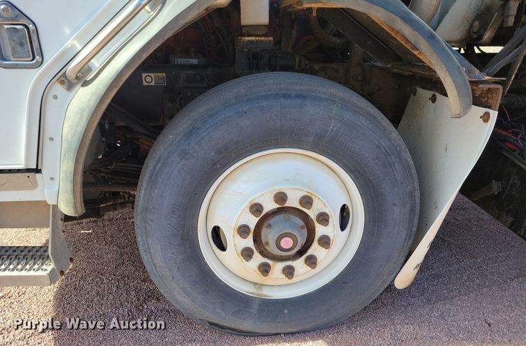 image for item NB9860 2011 Peterbilt 320 refuse truck