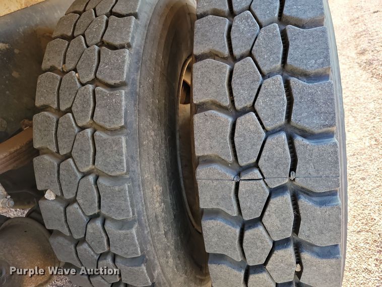 image for item NB9860 2011 Peterbilt 320 refuse truck