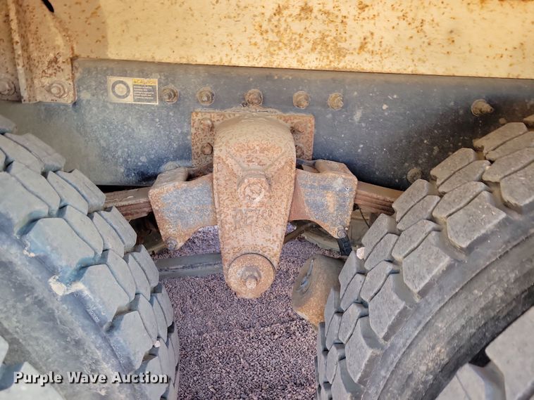 image for item NB9860 2011 Peterbilt 320 refuse truck