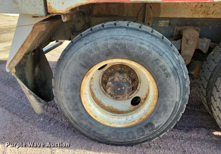 image for item NB9860 2011 Peterbilt 320 refuse truck